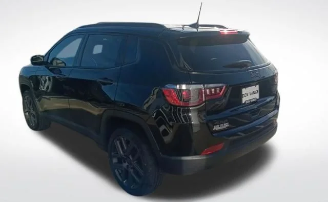 New 2026 Diamond Black Crystal Pearl-Coat Exterior Paint Jeep Latitude image 3