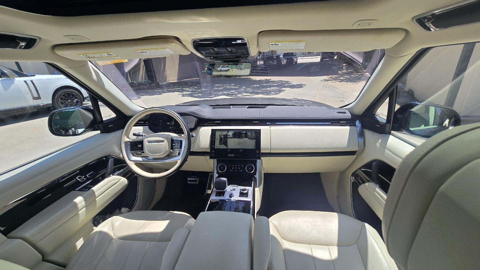 Used 2023 Silicon Silver Land Rover P530 V8 SE 7 Seats image 12