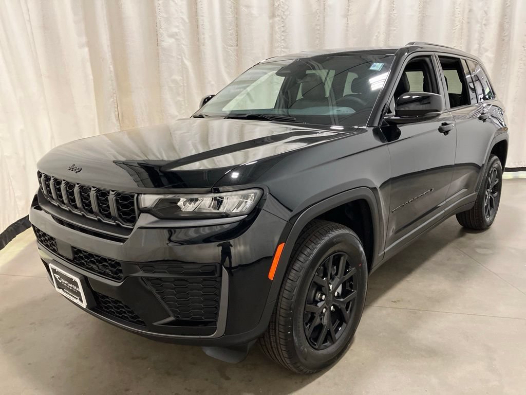 New 2026 Diamond Black Crystal Pearl-Coat Exterior Paint Jeep Laredo Altitude image 23
