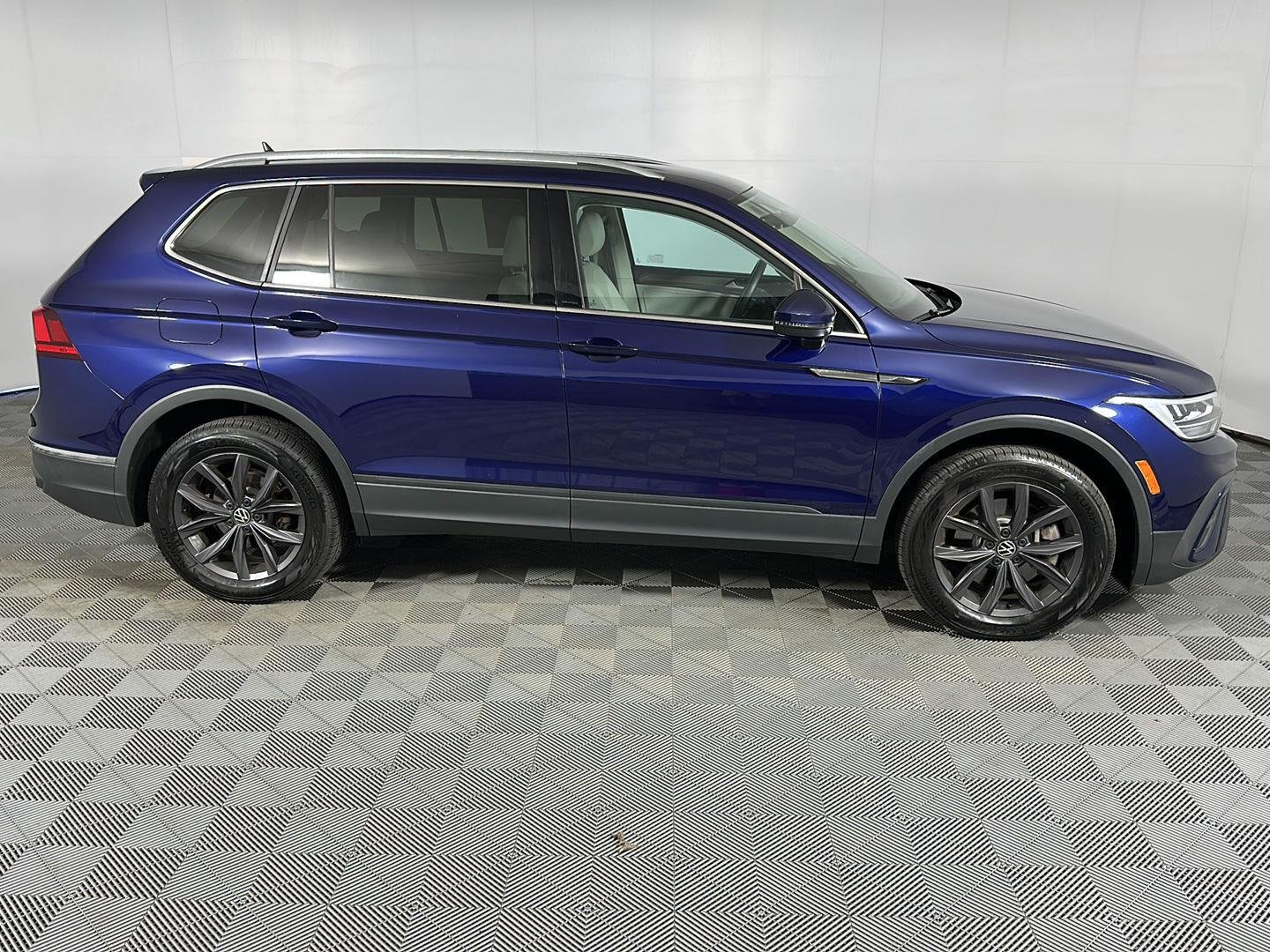 Used 2022 Atlantic Blue Metallic Volkswagen SE image 4