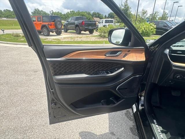 New 2026 Diamond Black Crystal Pearl-Coat Exterior Paint Jeep Summit image 19
