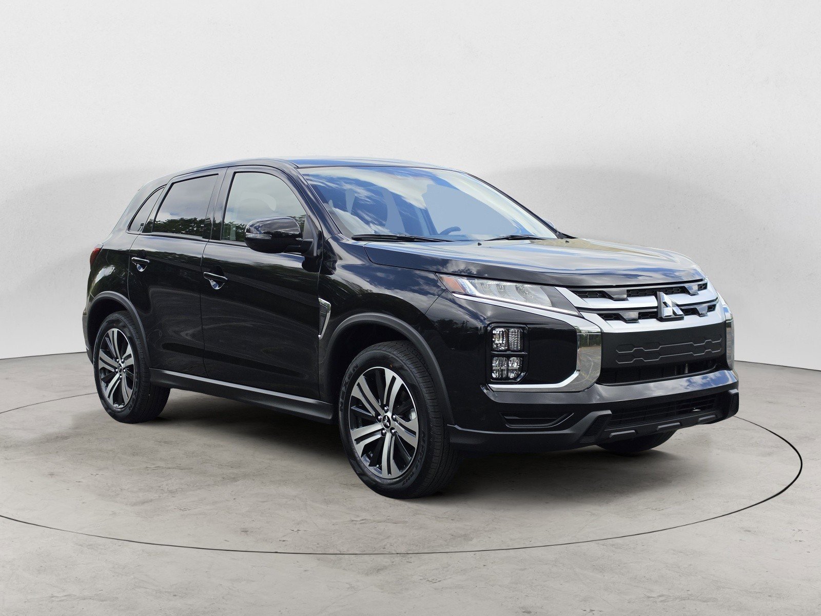 New 2026 Labrador Black Pearl Mitsubishi SE image 2