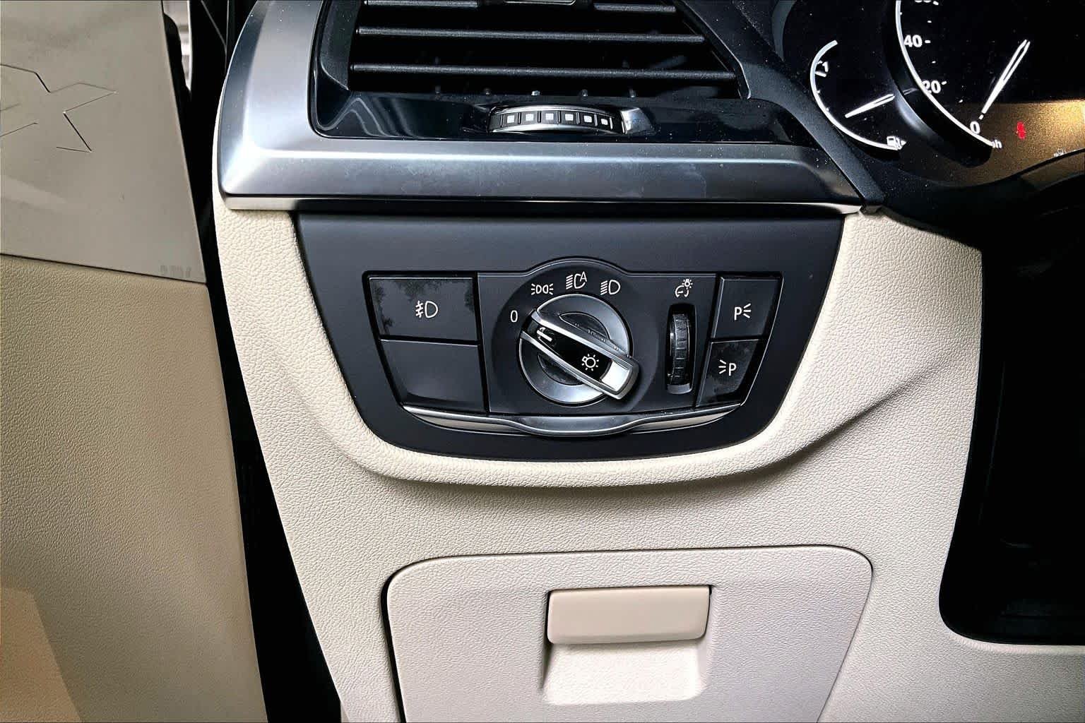 Used 2020 Glacier Silver Metallic BMW sDrive30i image 31
