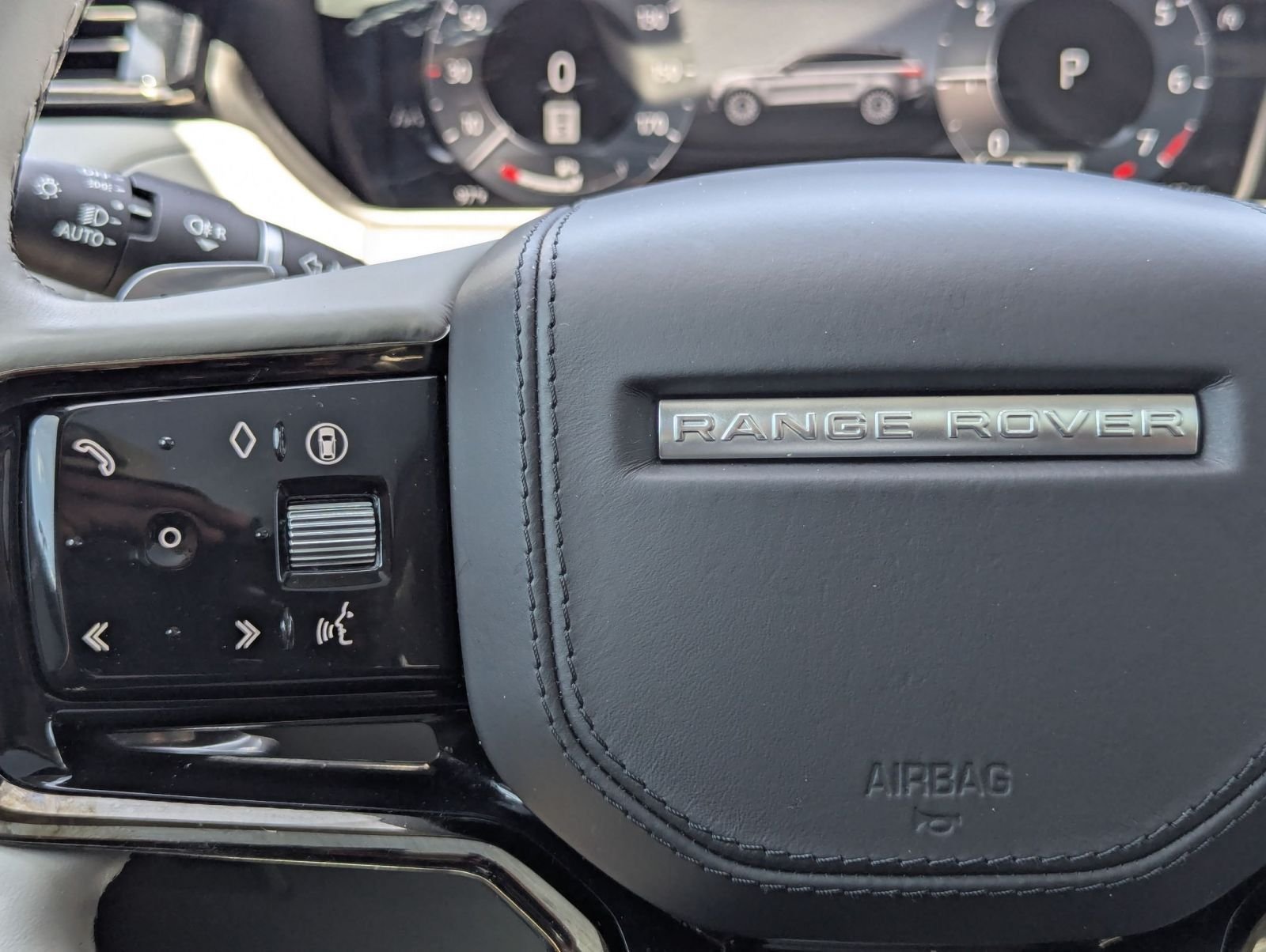 Used 2025  Land Rover S image 13