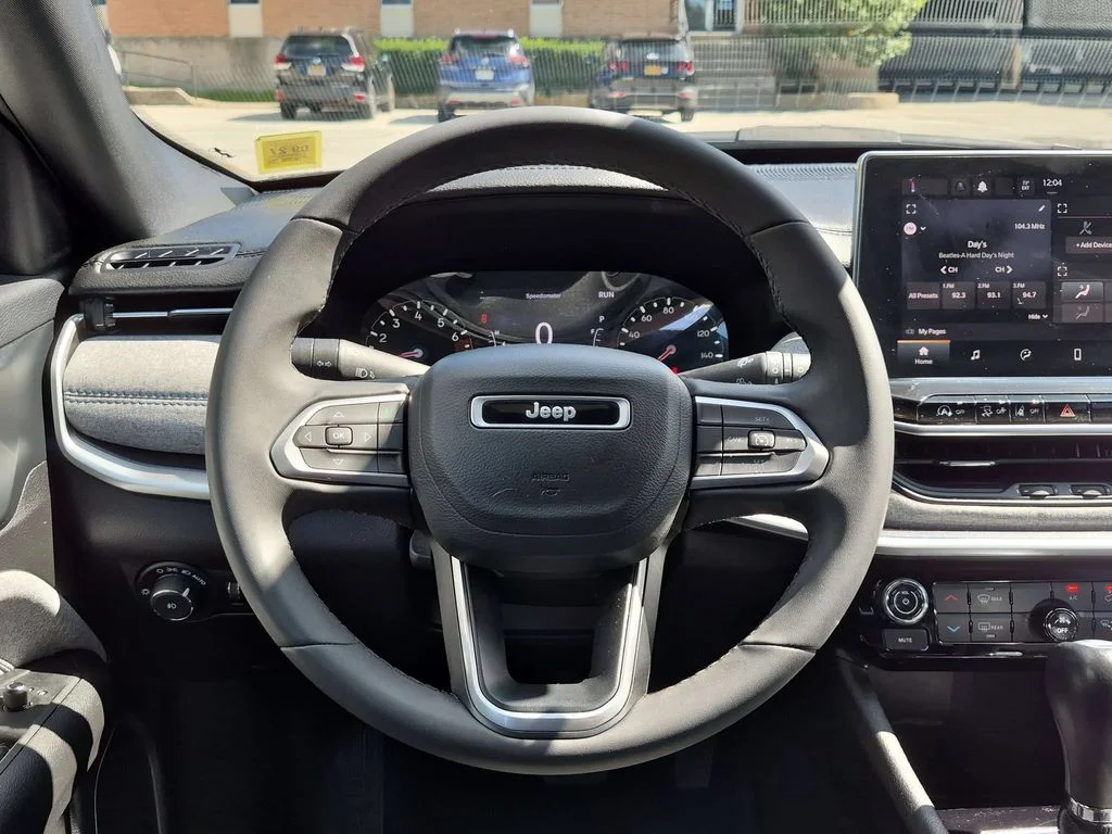 Used 2023 Silver Jeep Latitude image 10