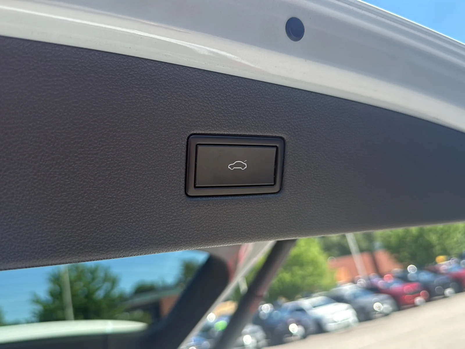 Used 2018 Platinum Gray Metallic Volkswagen SEL 4 MOTION image 29