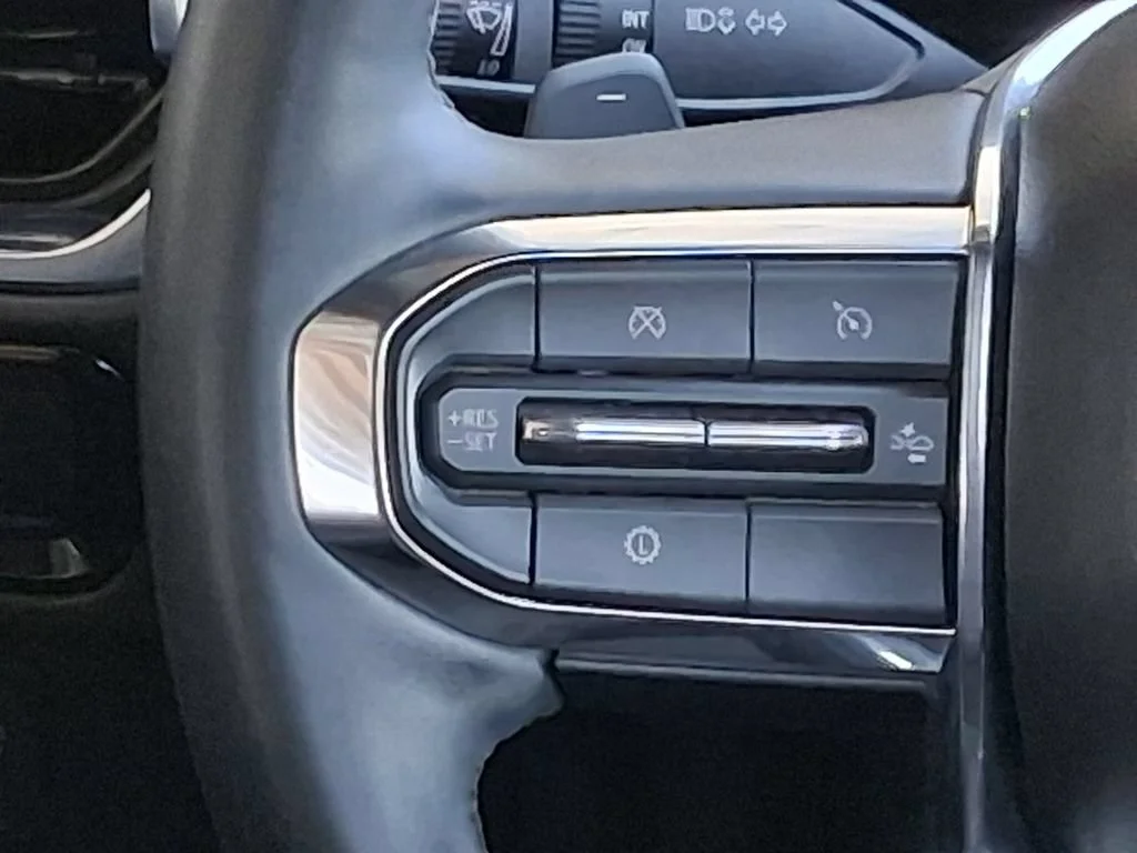 Used 2025 Summit White GMC Elevation image 12