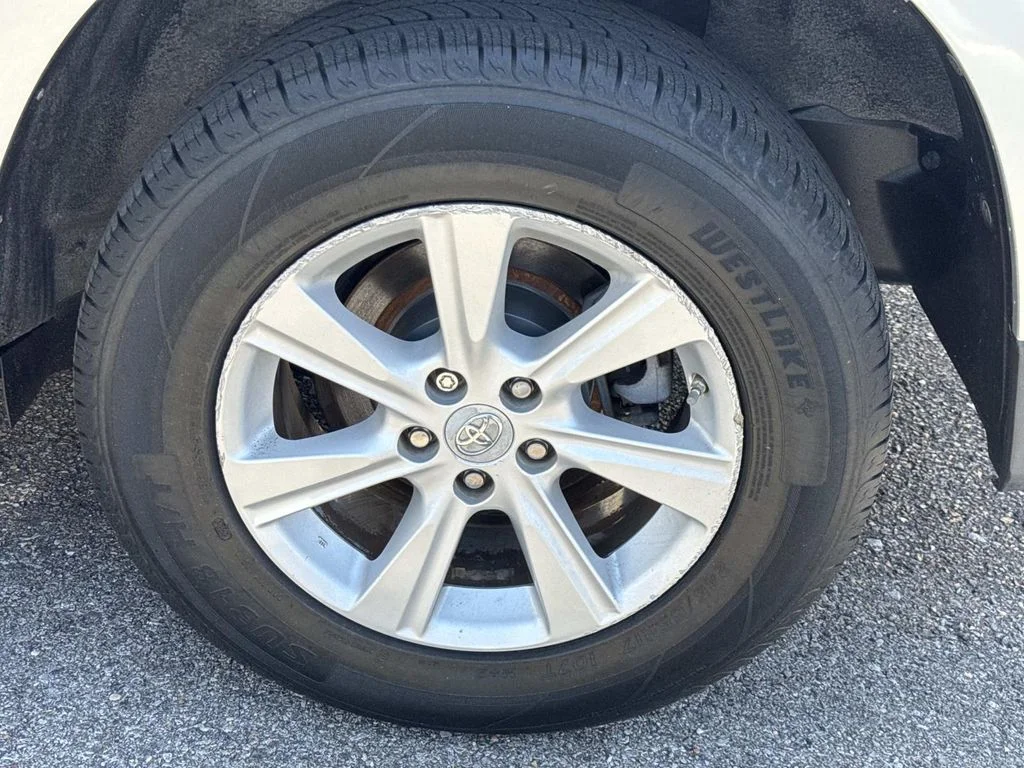 Used 2011 Silver Toyota Base image 3