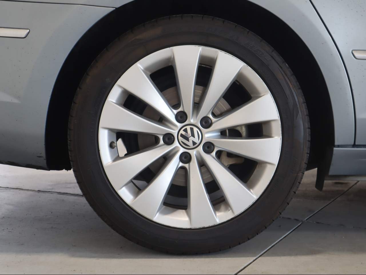 Used 2009 Reflex Silver Metallic Volkswagen Sport image 9
