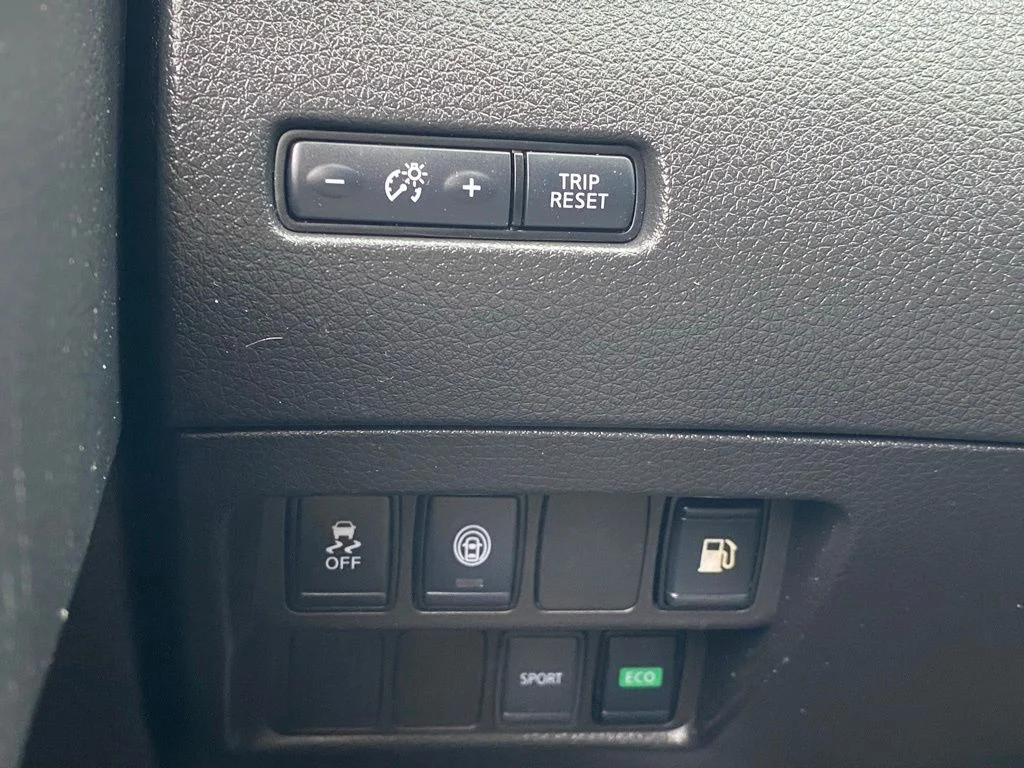 Used 2019 White Nissan S image 27