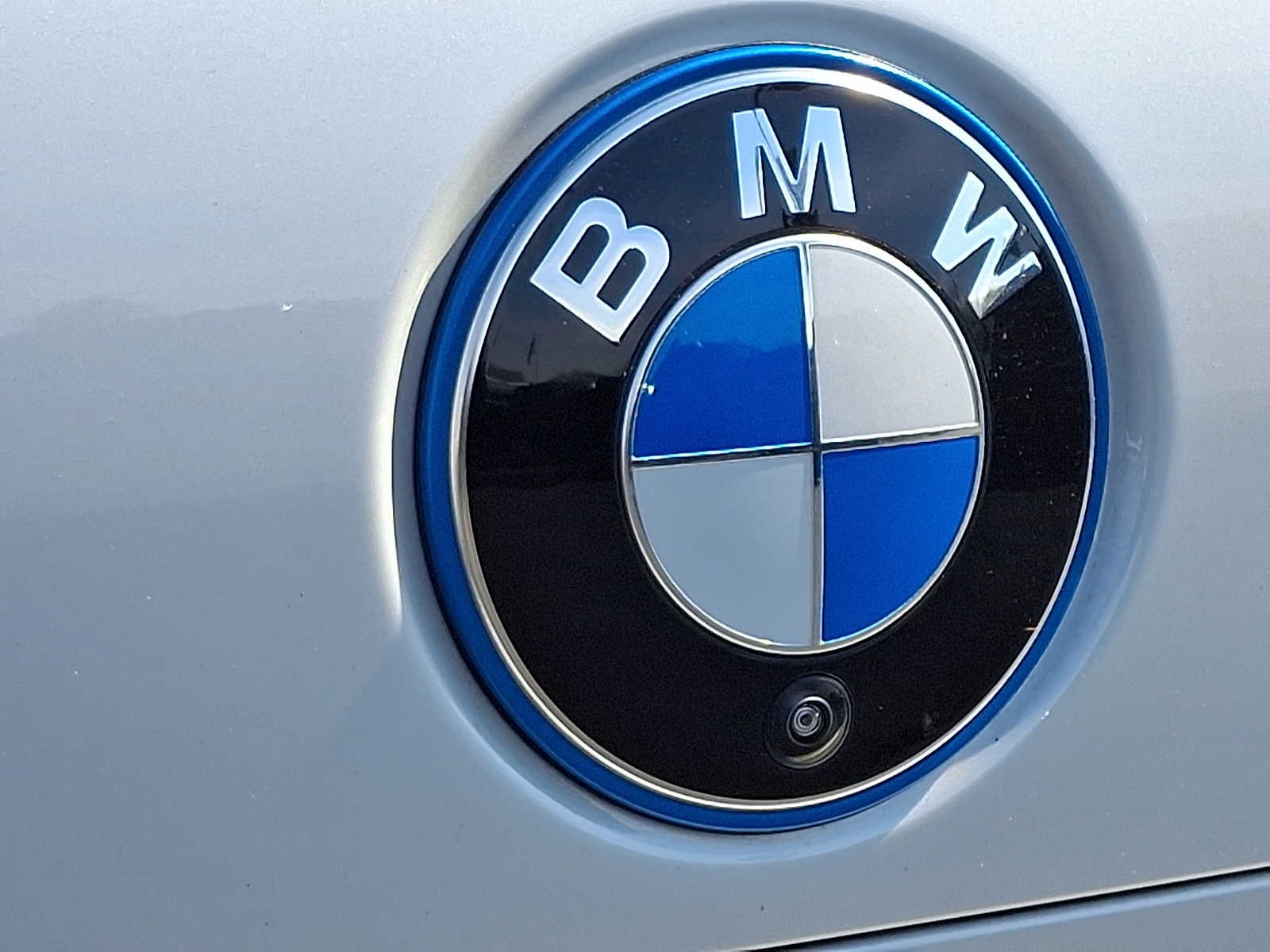 Used 2025 Mineral White Metallic BMW 750e xDrive image 33