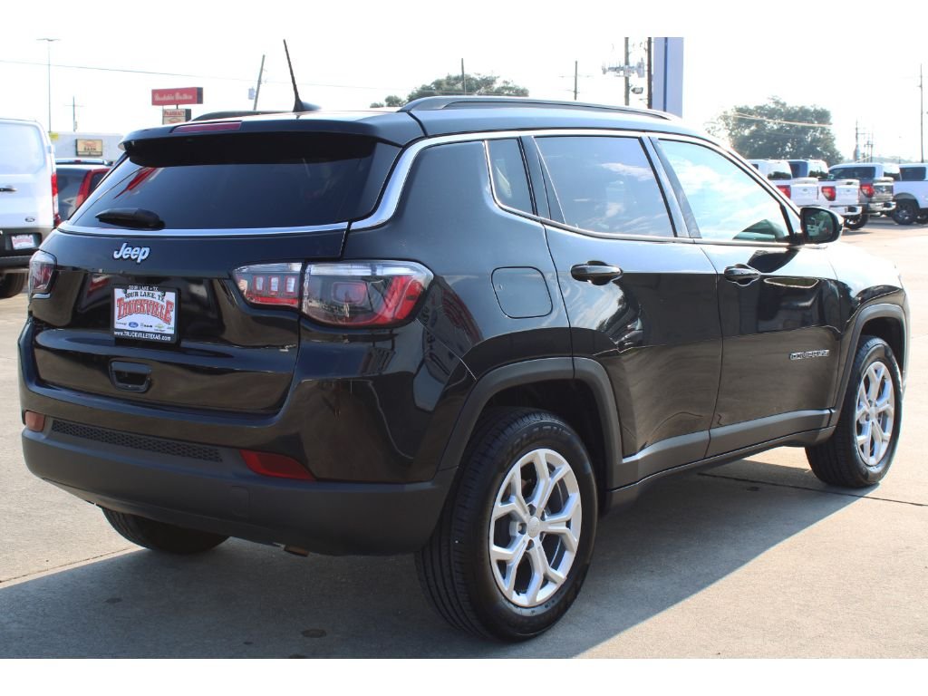 Used 2024 Diamond Black Crystal Pearlcoat Jeep Latitude image 20