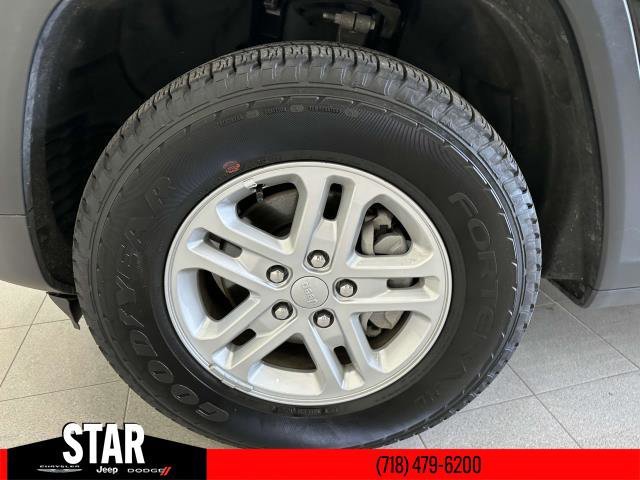 Used 2024 Diamond Black Crystal Pearlcoat Jeep Altitude image 10