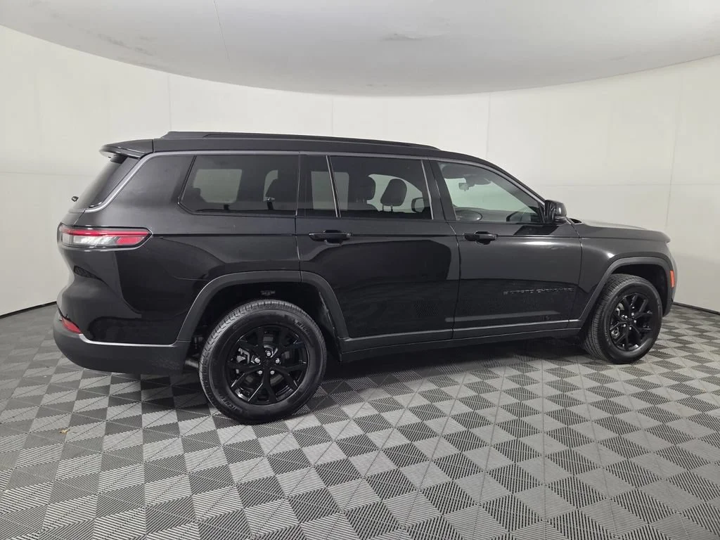 New 2026 Diamond Black Crystal Pearl-Coat Exterior Paint Jeep Laredo Altitude image 5