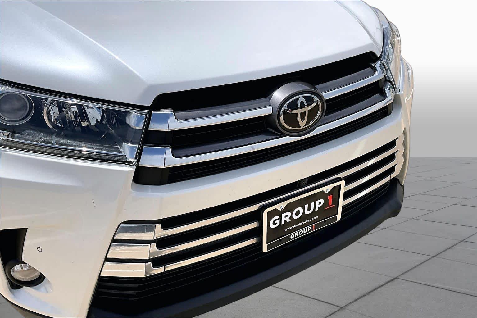 Used 2018 Blizzard Pearl Toyota Limited image 30