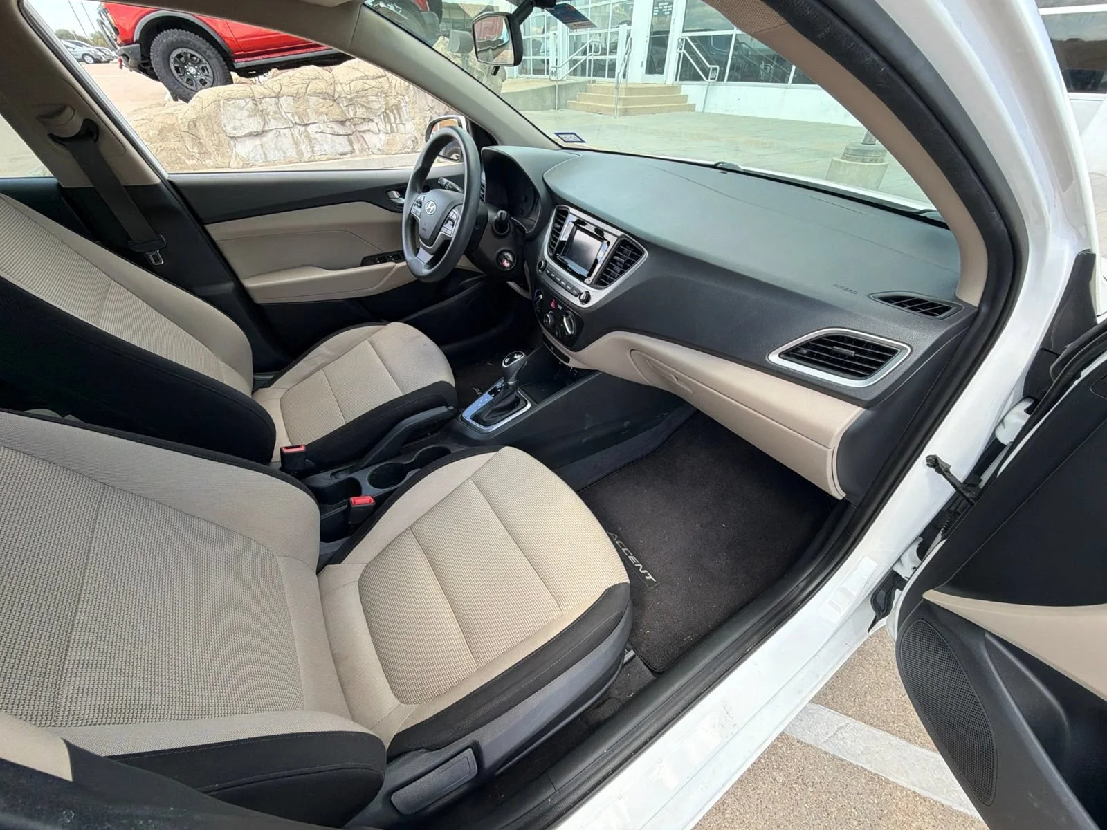 Used 2020 White Hyundai SE image 13