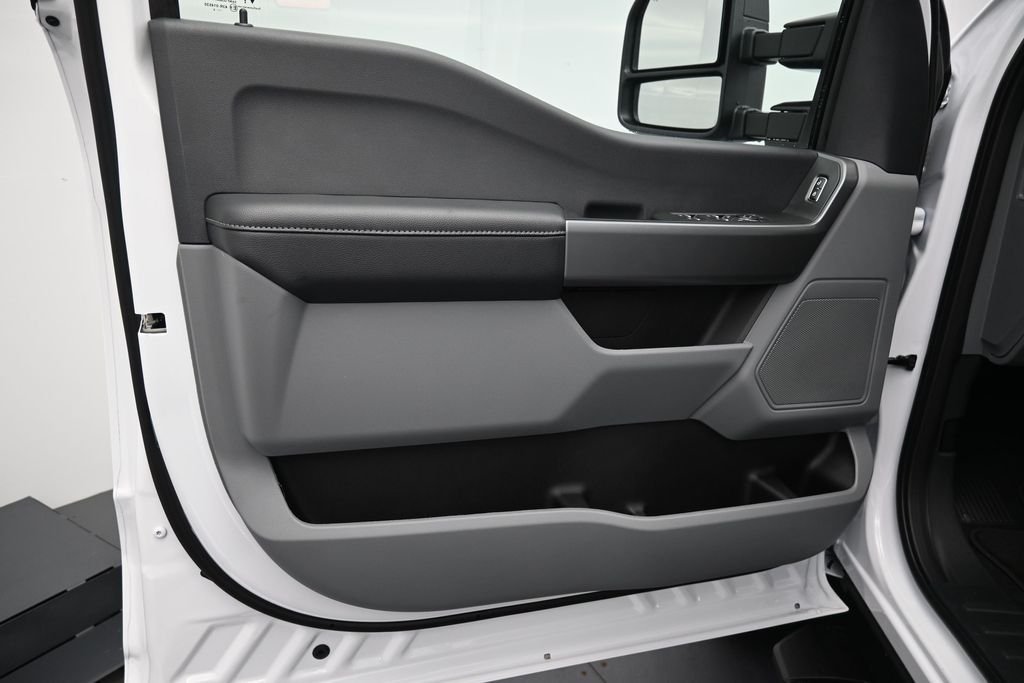 New 2026 Oxford White Ford F-250® XLT image 9