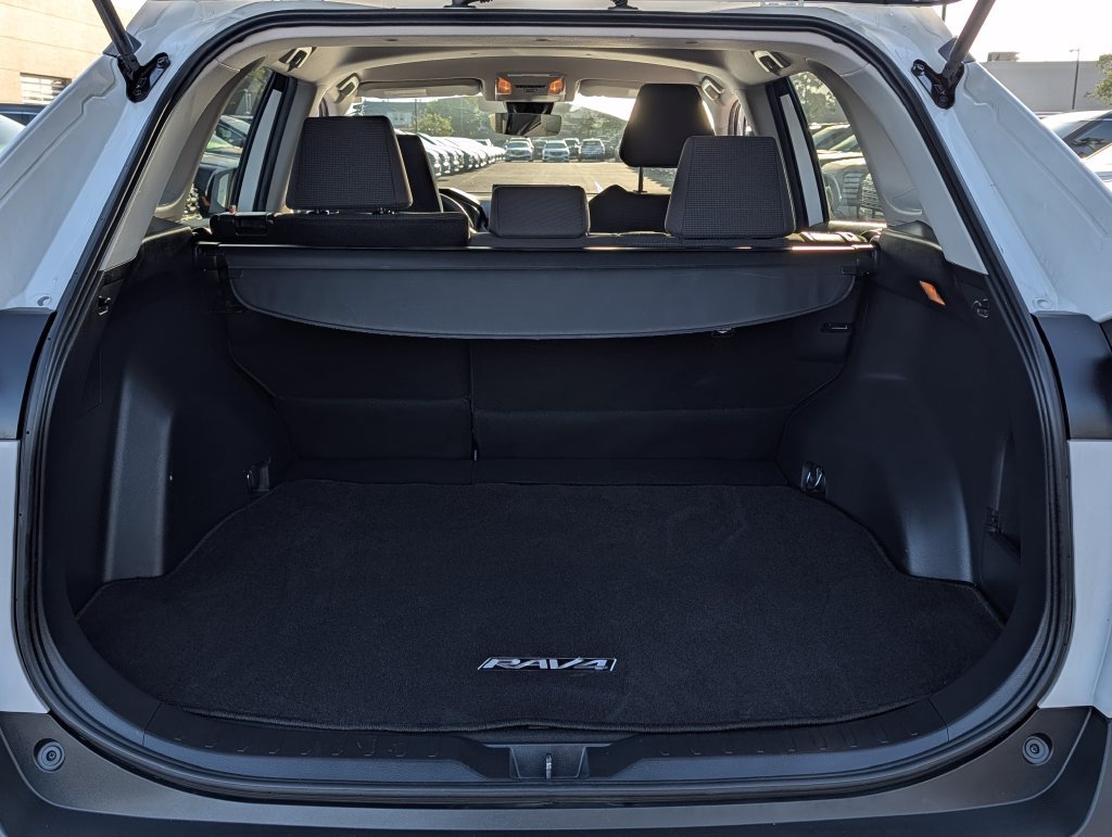 2021 Toyota RAV4 LE - Photo 10