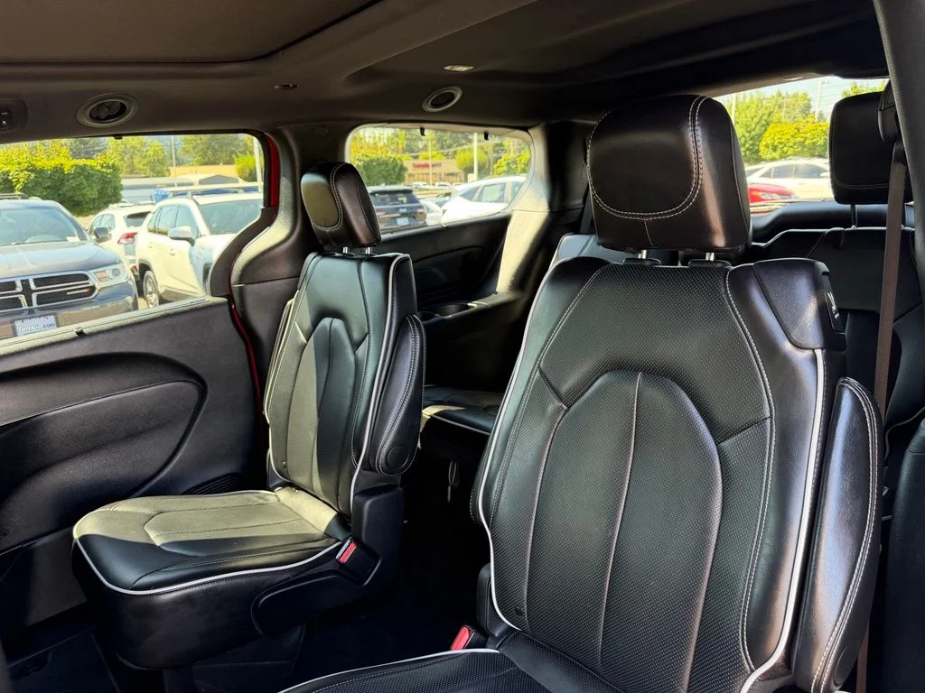 Used 2025 Red Hot Pearlcoat Chrysler Limited image 30