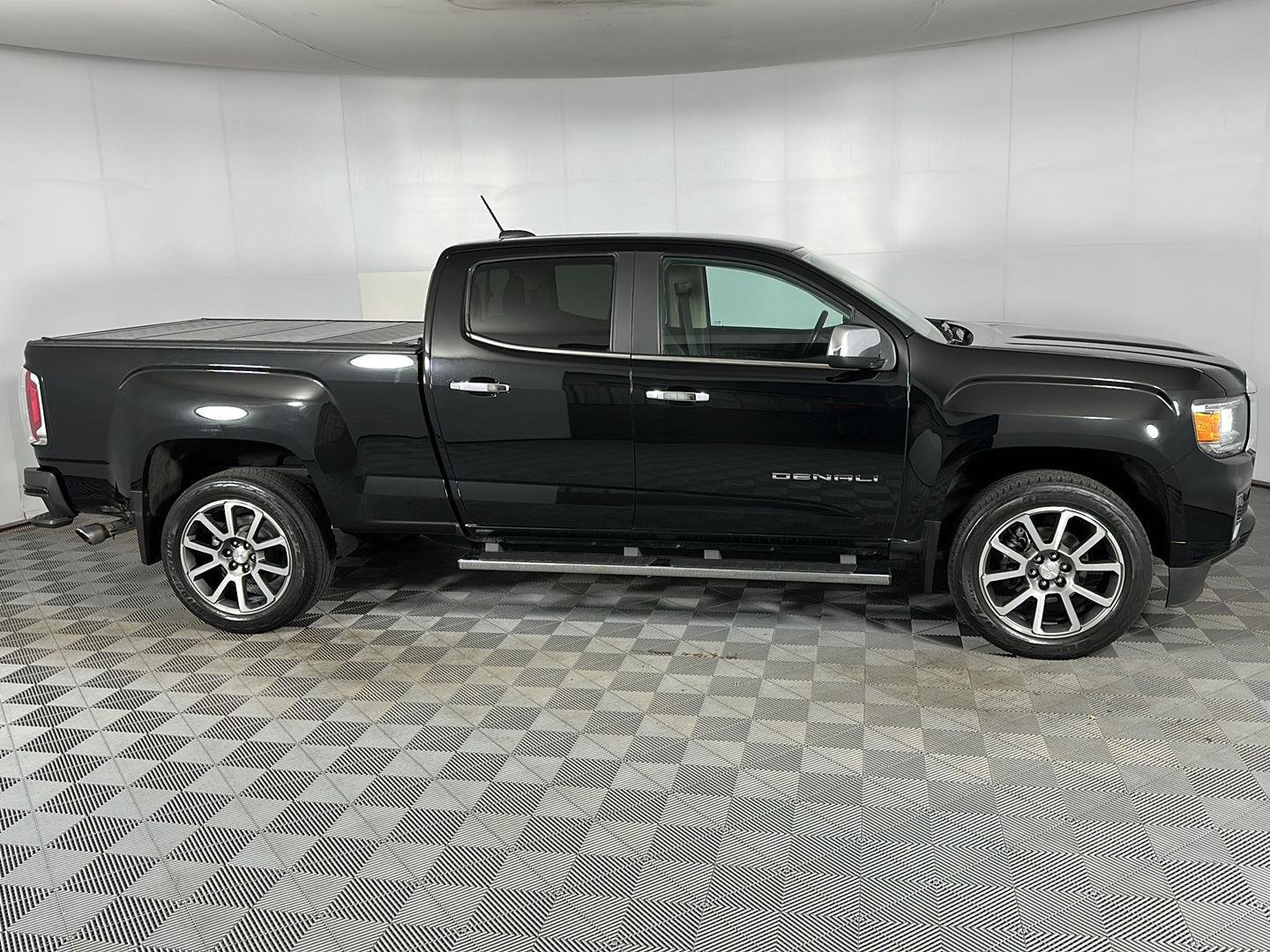 Used 2022 Onyx Black GMC 4WD Denali image 27