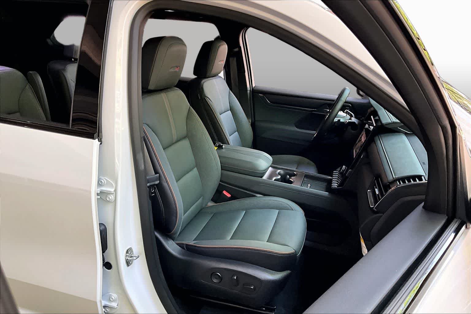 Used 2025 Summit White GMC AWD AT4 image 8