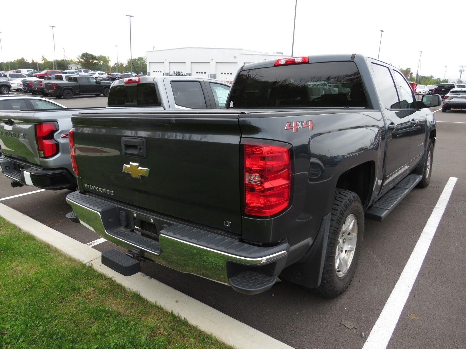 Used 2018 Graphite Metallic Chevrolet LT image 9