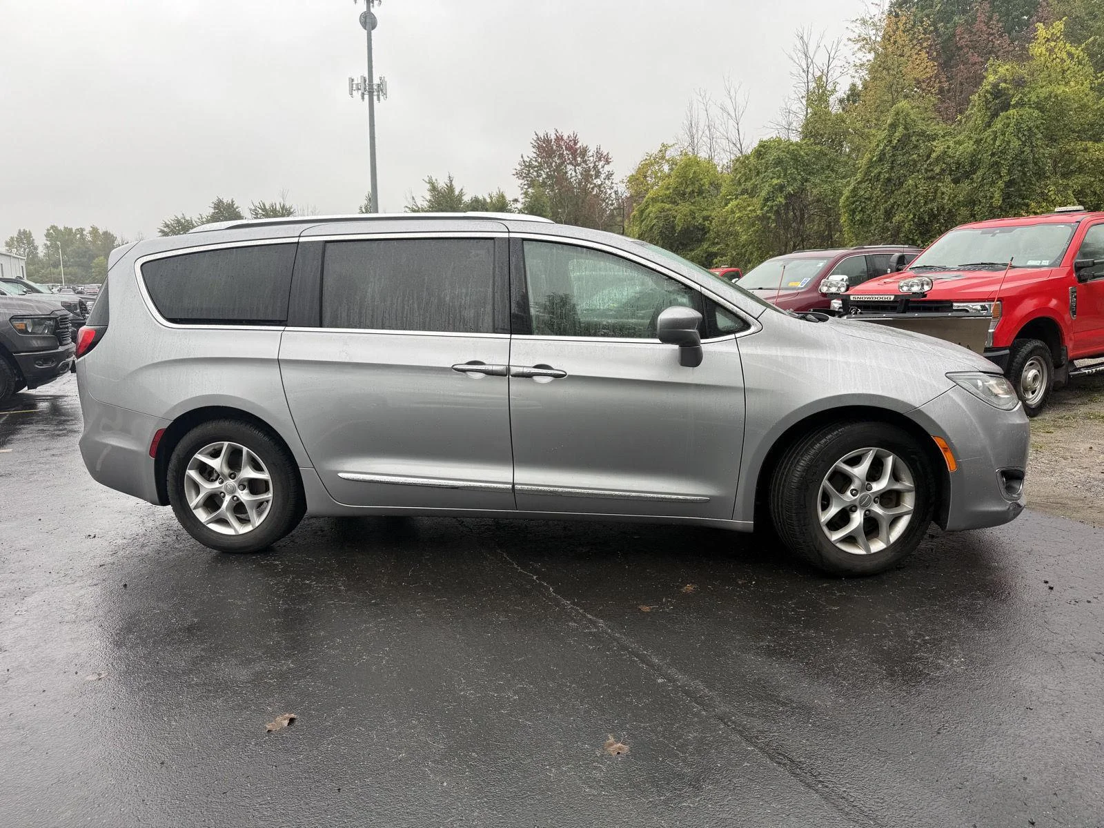 Used 2018 Billet Silver Metallic Clearcoat Chrysler Touring L image 3