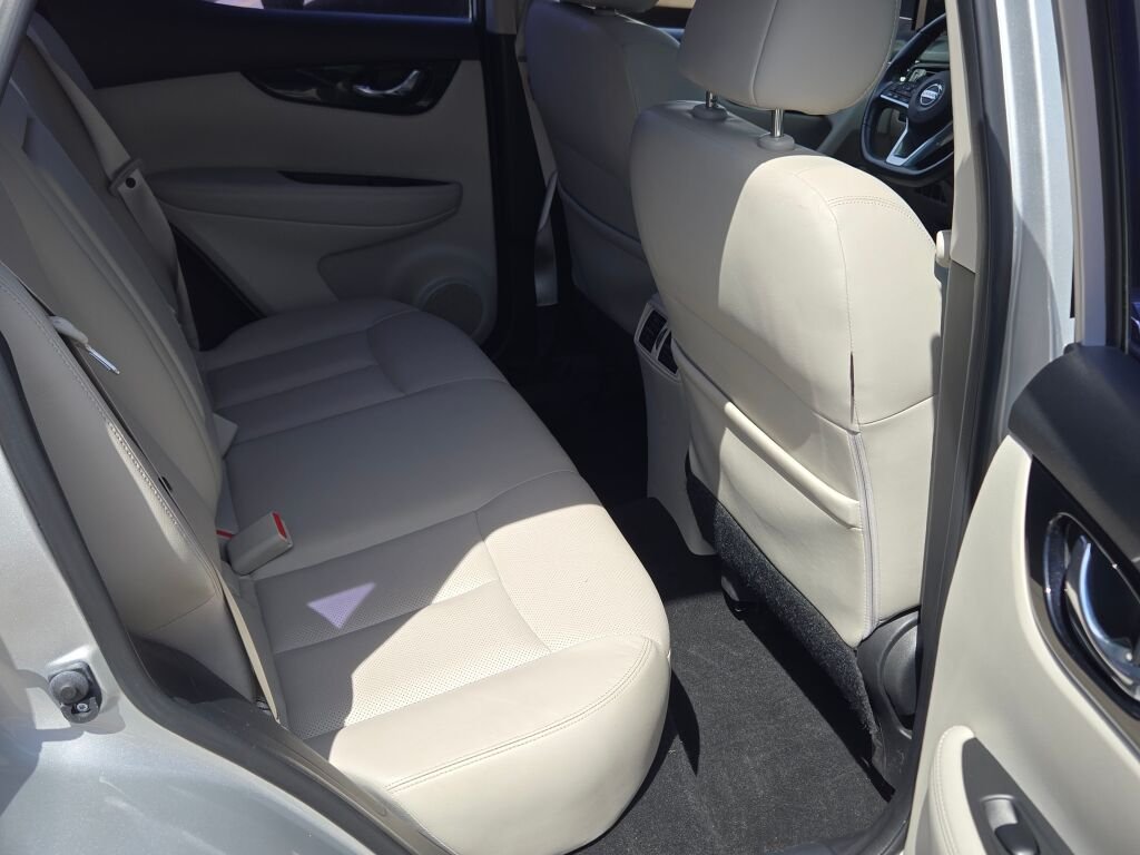 Used 2018 Silver Nissan SL image 7