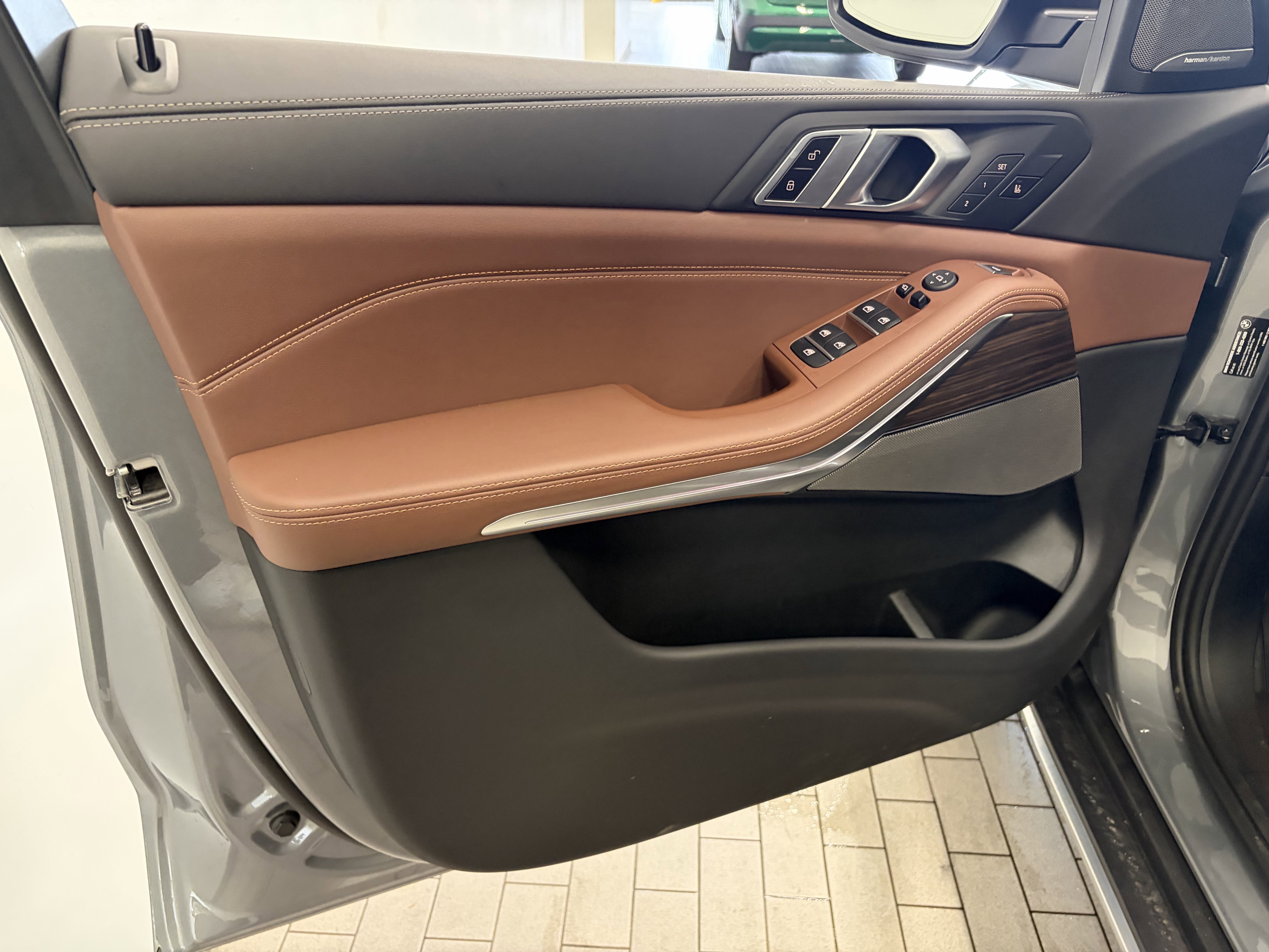 Used 2026 SKYSCRAPER GREY M BMW xDrive40i image 9