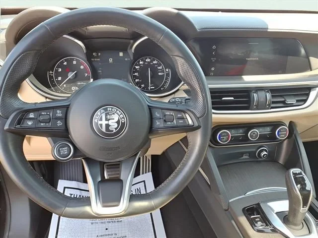 Used 2023  Alfa Romeo Lusso image 18