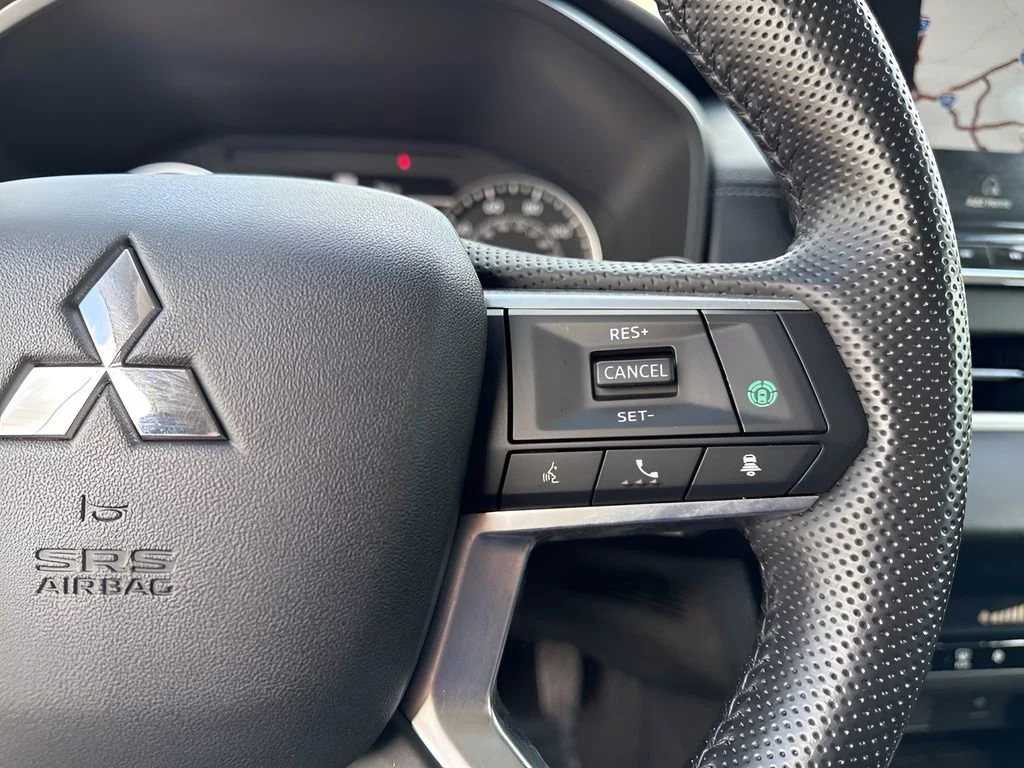 Used 2022 Silver Mitsubishi SE image 17