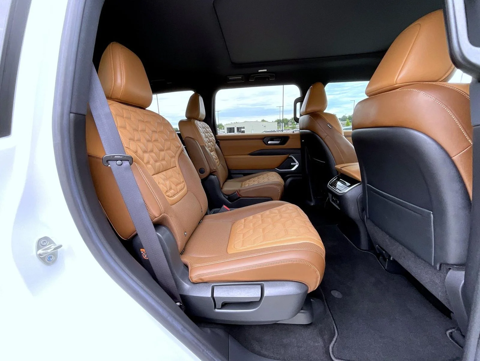 Used 2025 White Nissan Platinum Reserve image 19