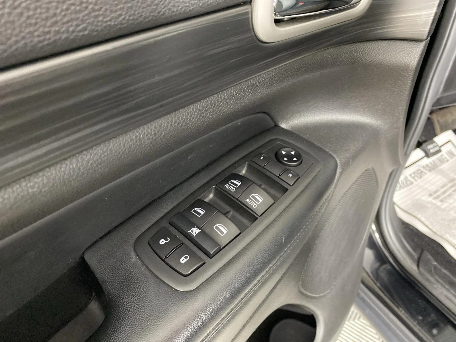 Used 2020 Diamond Black Crystal Pearlcoat Jeep North image 27