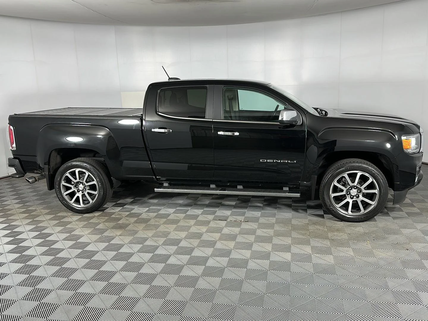Used 2022 Onyx Black GMC 4WD Denali image 27
