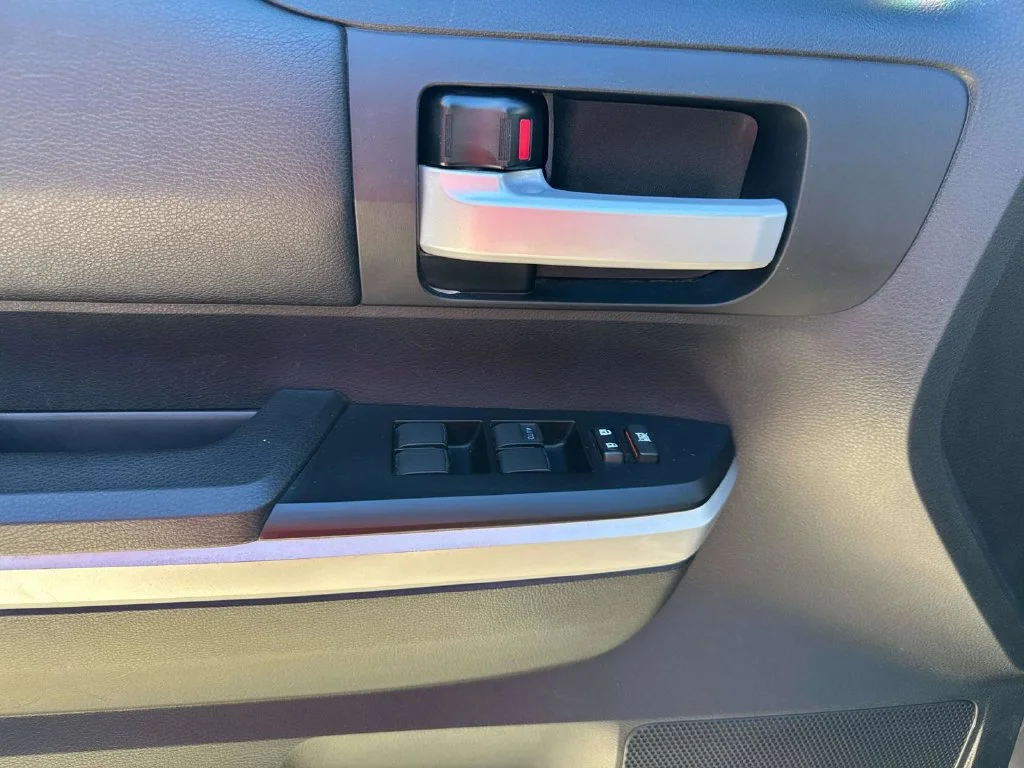 Used 2015 Gray Toyota SR5 image 37