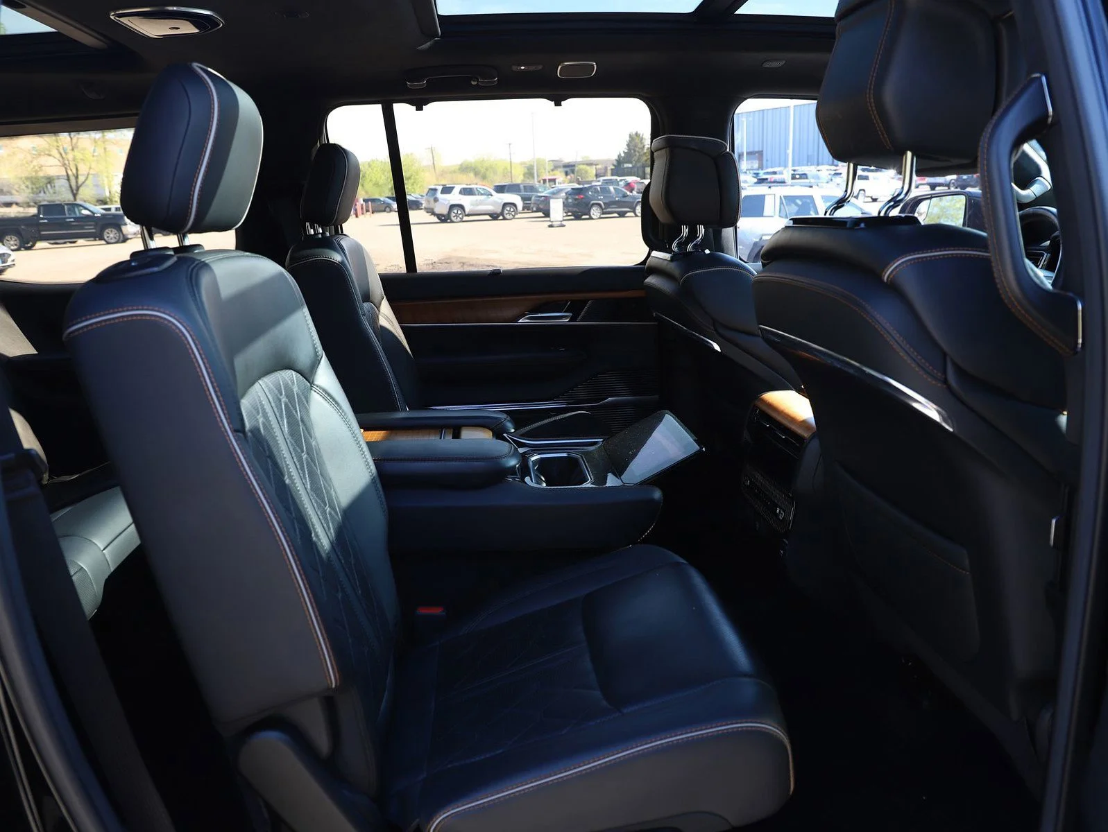 Used 2022 Diamond Black Crystal Pearlcoat Jeep Series III image 12