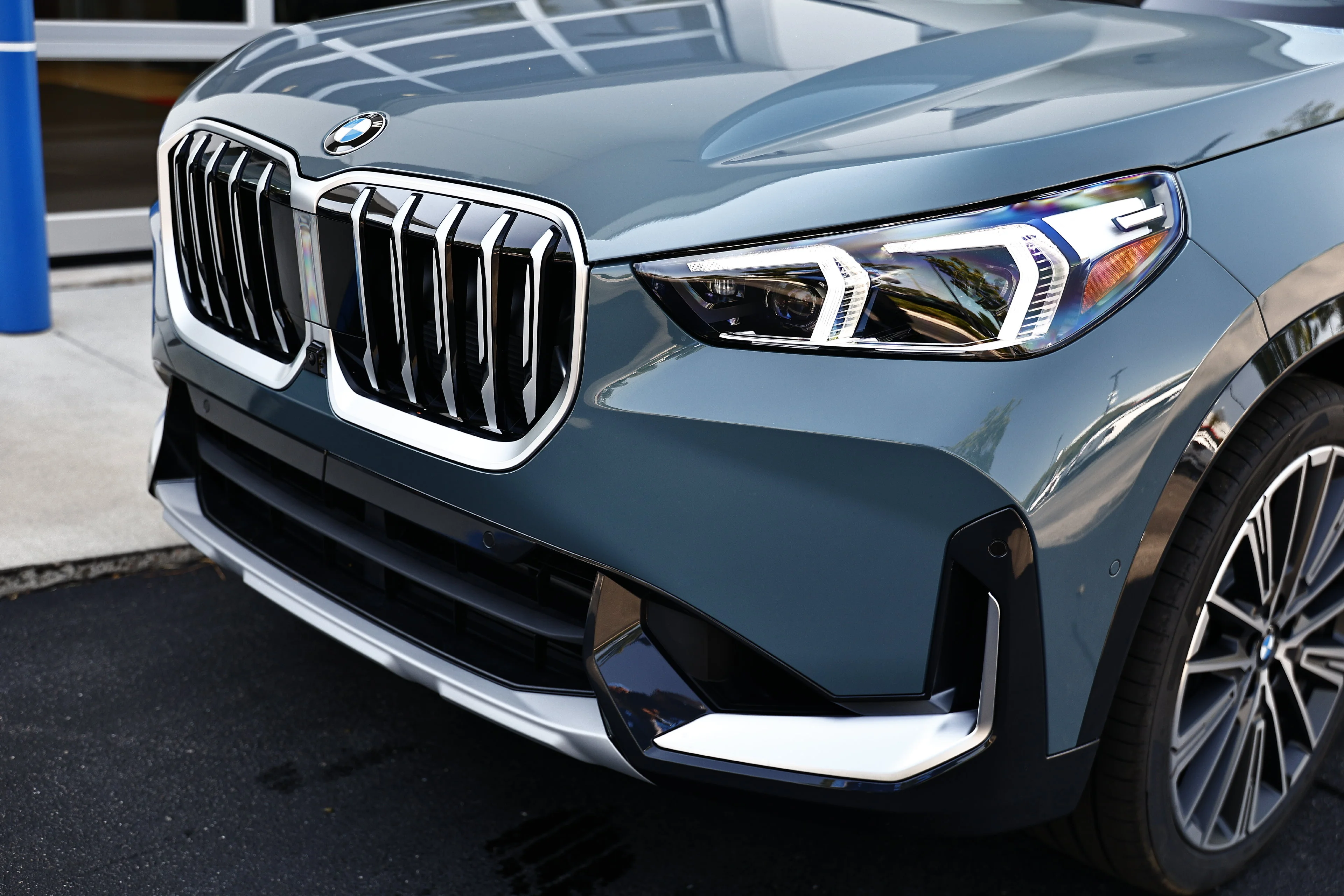 New 2027 Cape York Green Metallic BMW xDrive28i image 12