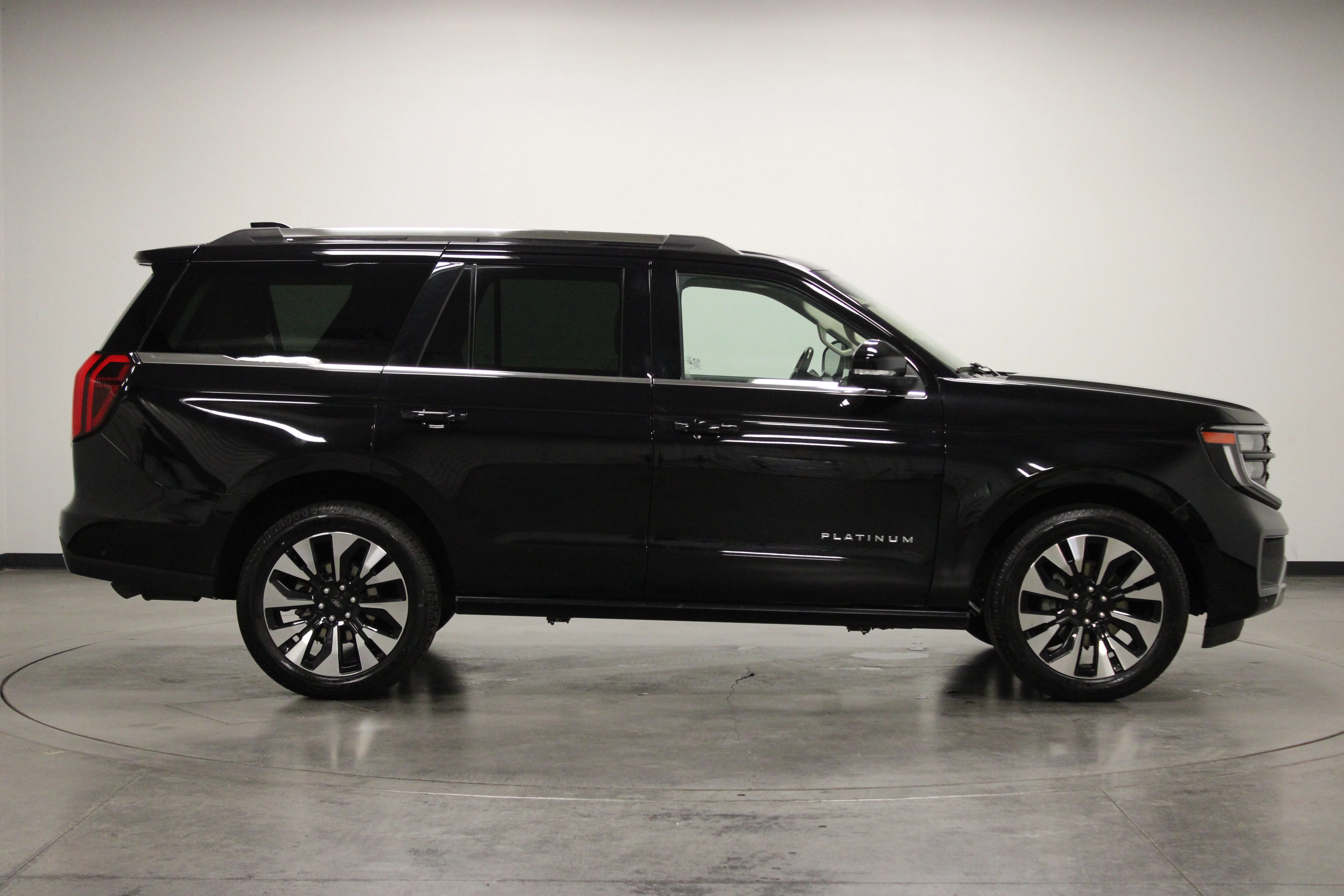 Used 2025 Black Metallic Ford Platinum image 9