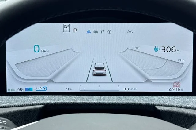 Used 2024 White Kia Wind image 30