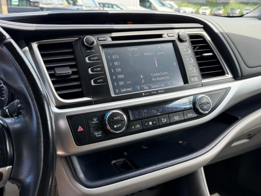 Used 2019 White Toyota XLE image 19