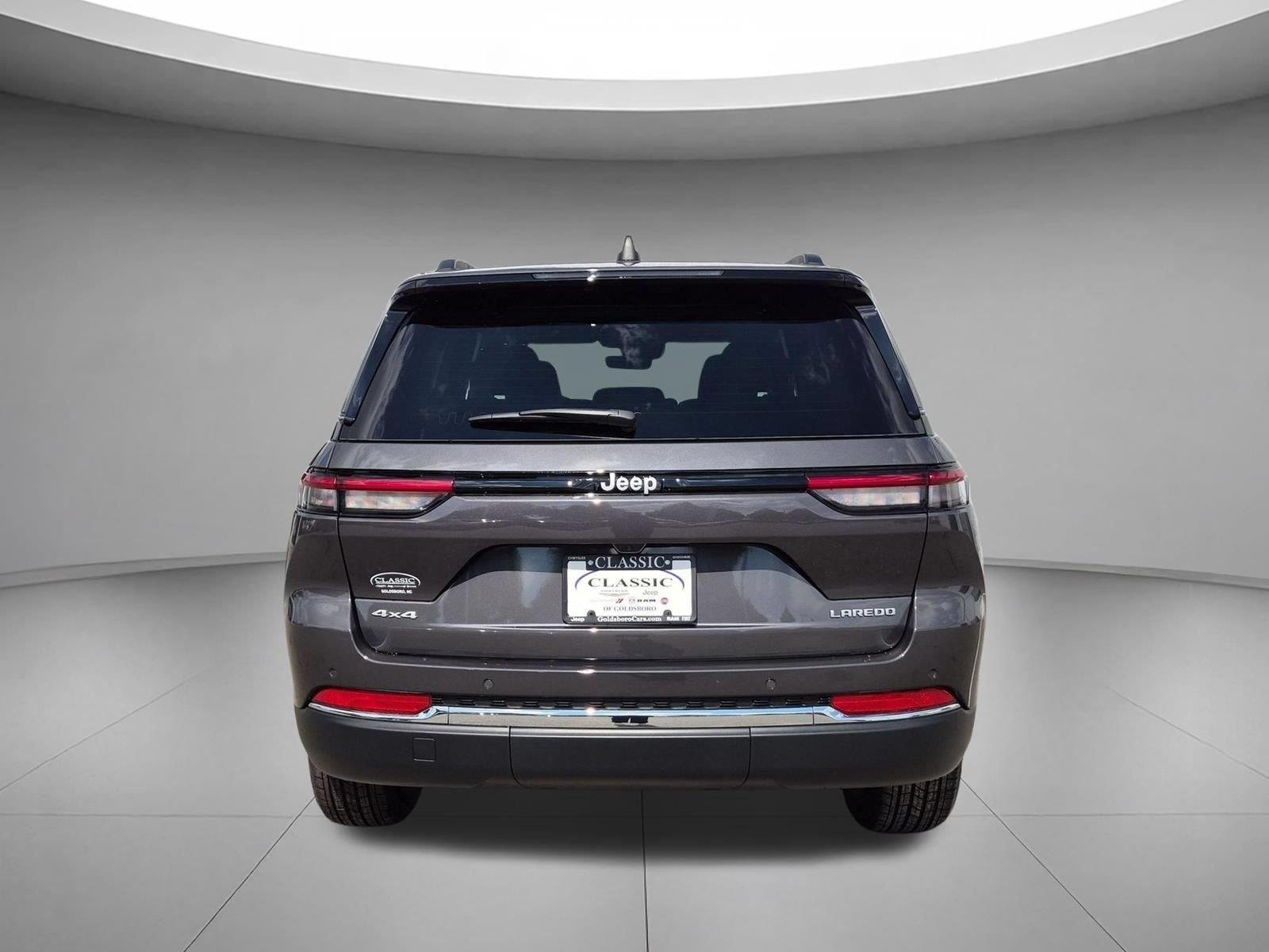 New 2026 Baltic Gray Metallic Clear-Coat Exterior Paint Jeep Laredo X image 4