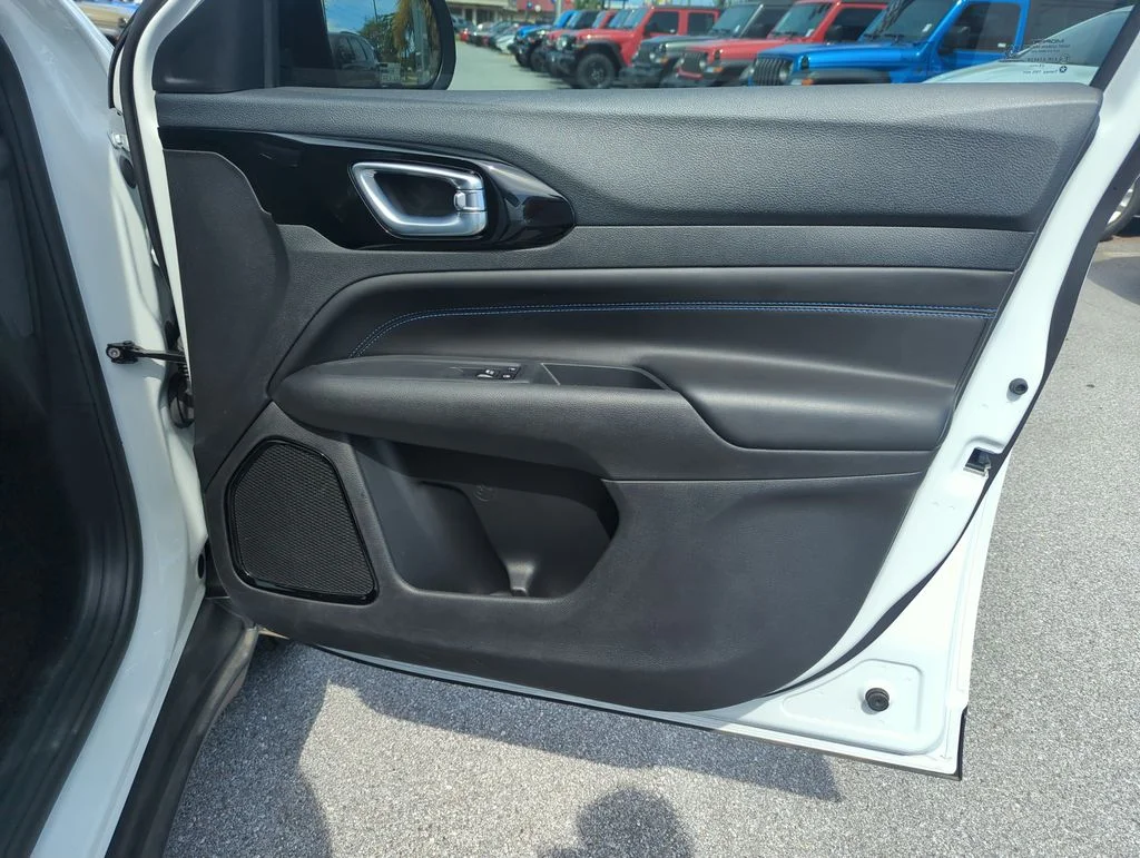 New 2026 Bright White Clear-Coat Exterior Paint Jeep Latitude image 32