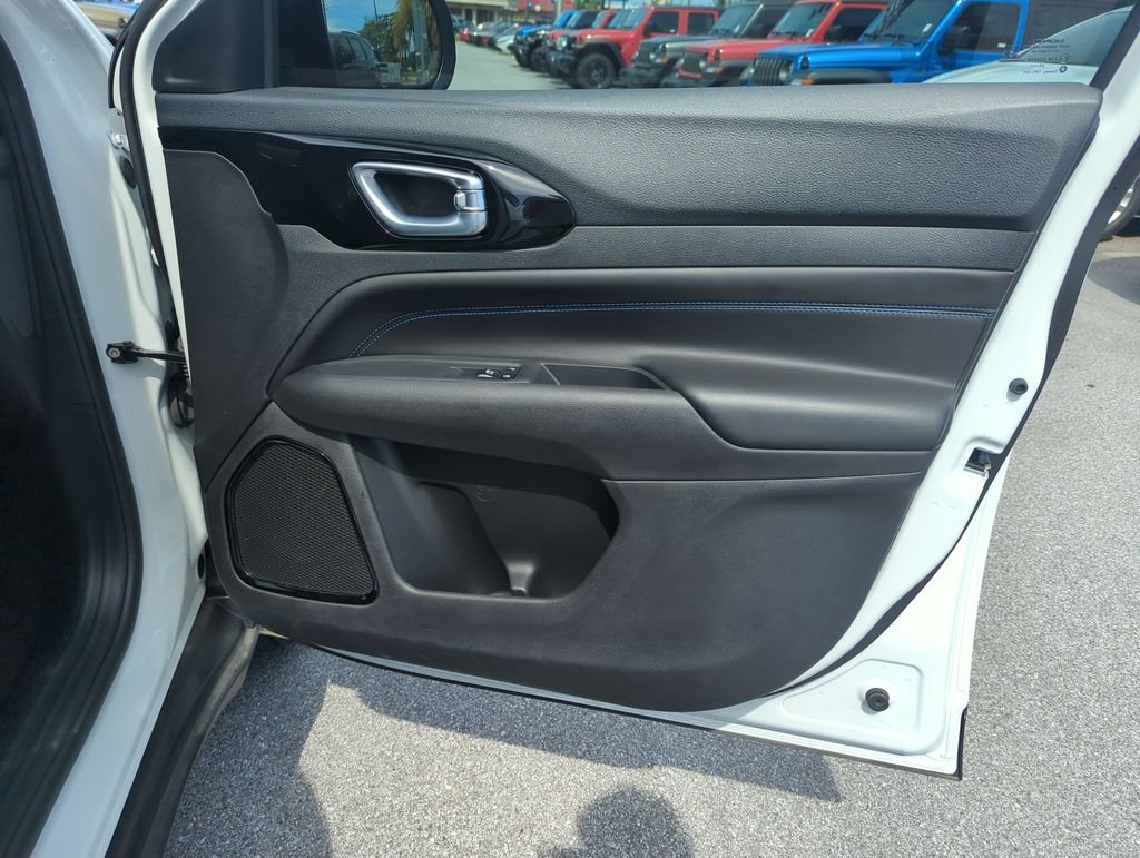 New 2026 Bright White Clear-Coat Exterior Paint Jeep Latitude image 32