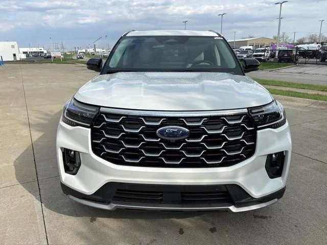 New 2026 Star White Metallic Tri-Coat Ford Platinum™ image 4