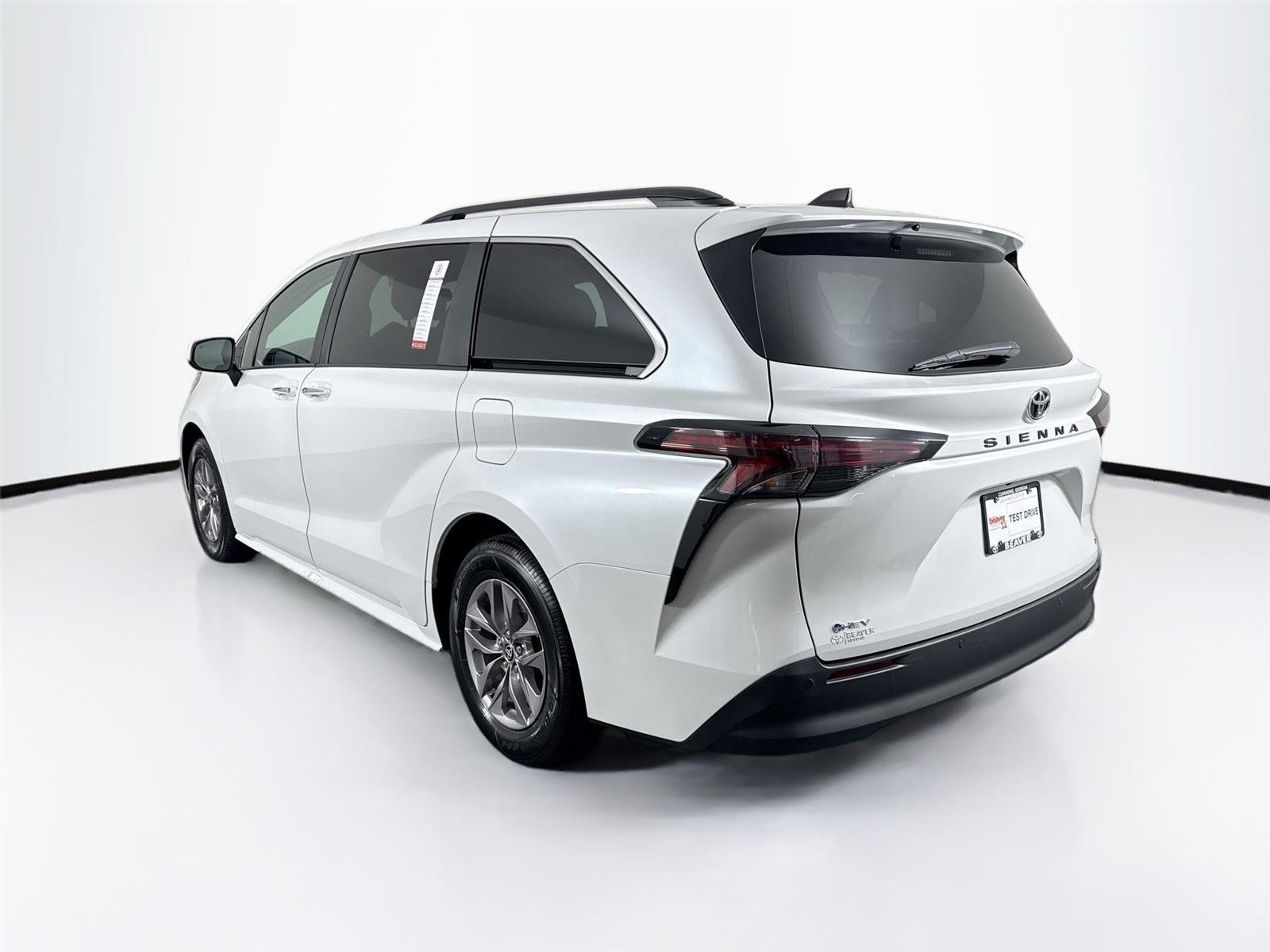 Used 2026 Wind Chill Pearl Toyota XLE 8-Passenger image 13