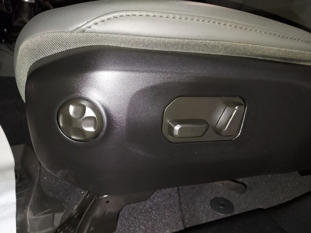Used 2025 Black Jeep Mojave image 18