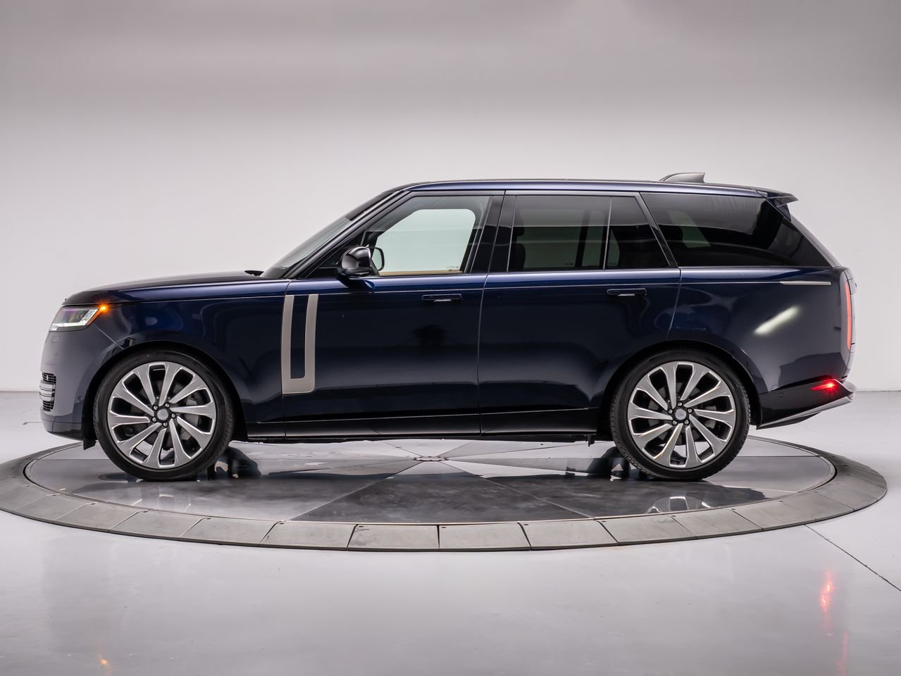 Used 2023 Portofino Blue Metallic Land Rover P530 SE image 2