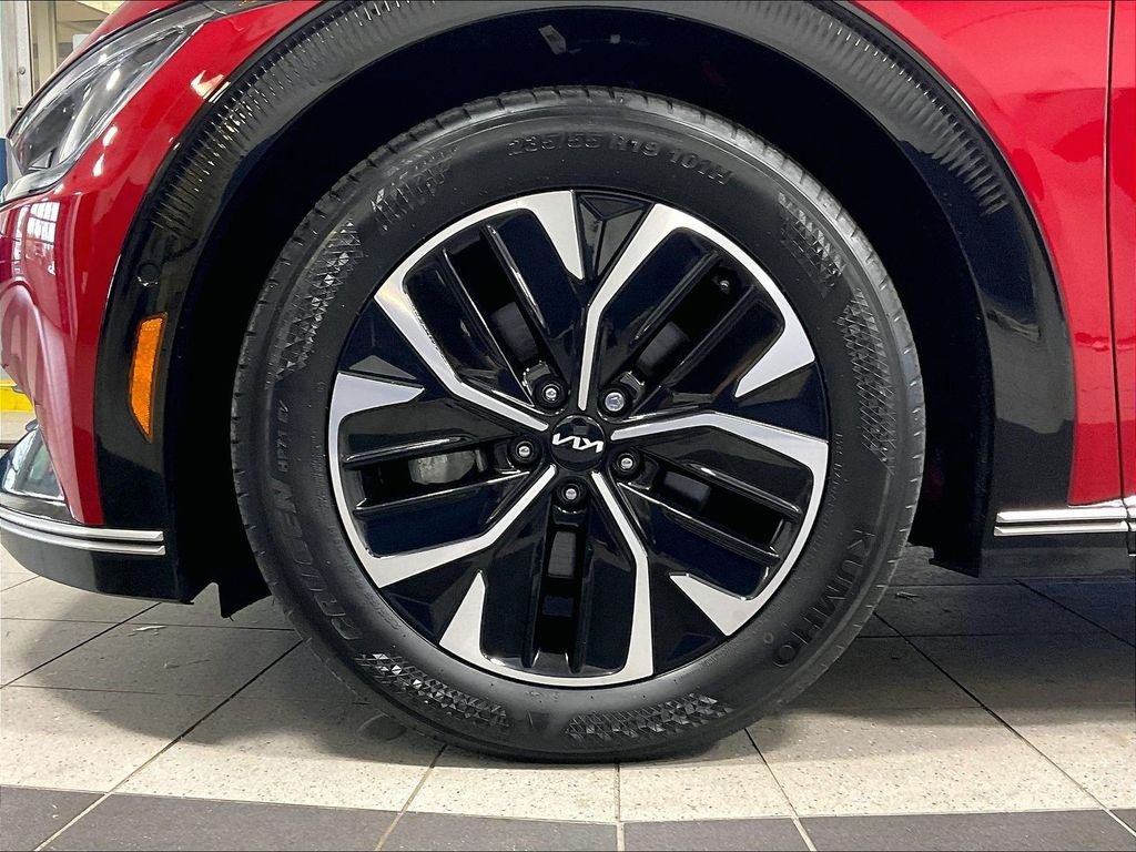 Used 2022 Red Kia Wind image 7