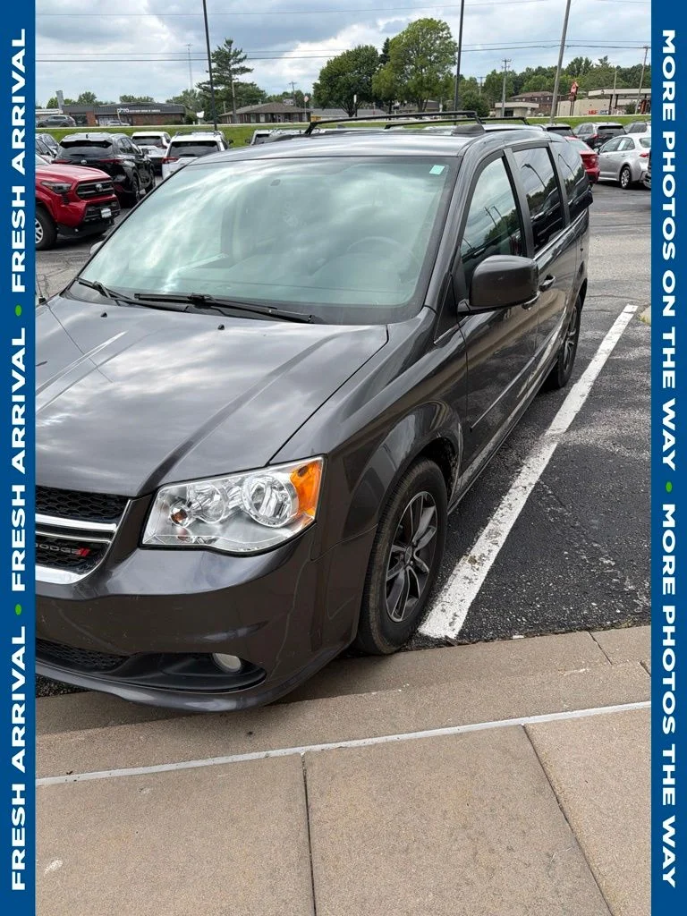 Used 2017 Gray Dodge SXT image 1