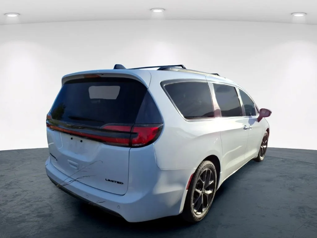 Used 2025 White Chrysler Limited image 16